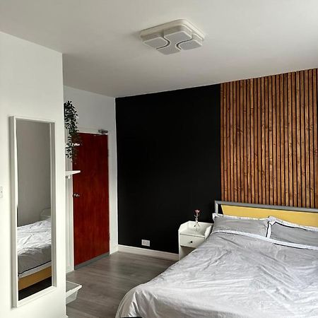 Modern En Suite Bedroom Close To City Centre Лидс Экстерьер фото