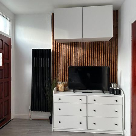 Modern En Suite Bedroom Close To City Centre Лидс Экстерьер фото