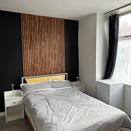 Modern En Suite Bedroom Close To City Centre Лидс Экстерьер фото