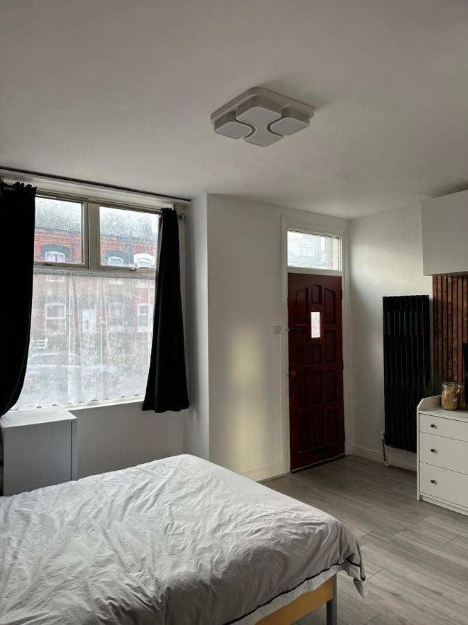 Modern En Suite Bedroom Close To City Centre Лидс Экстерьер фото