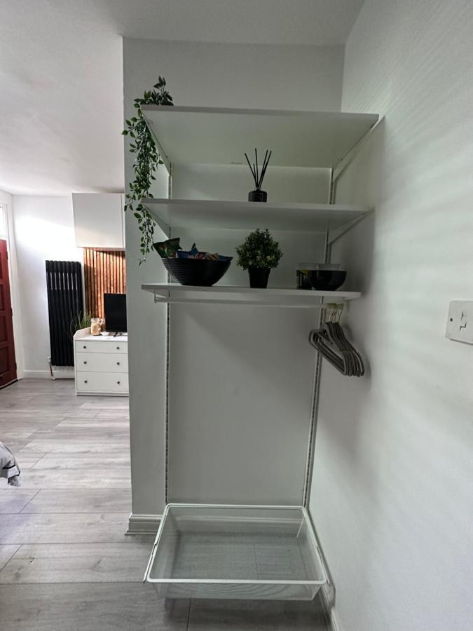 Modern En Suite Bedroom Close To City Centre Лидс Экстерьер фото